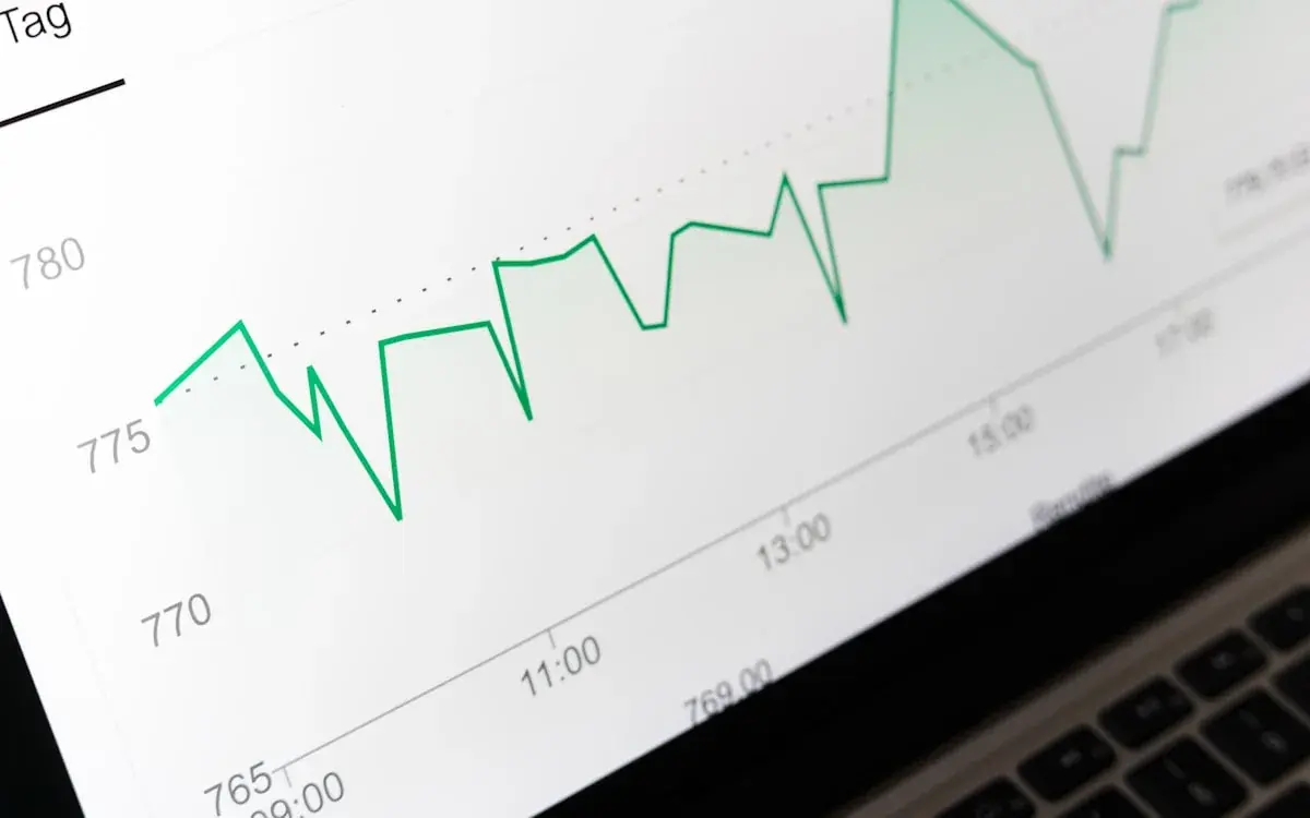 Grafiek op een scherm met een stijgende lijn van websitebezoekers.